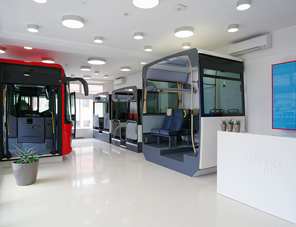 Interiérový model a část řezu autobusu IVECO v showroomu ve Zlíně