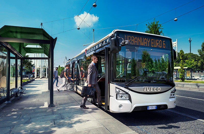 Městský autobus IVECO na zastávce ilustrující individuálně postavenou variantu modelu autobusu