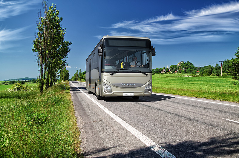 Autobus IVECO Crossway na silnici, osvědčený model meziměstské dopravy