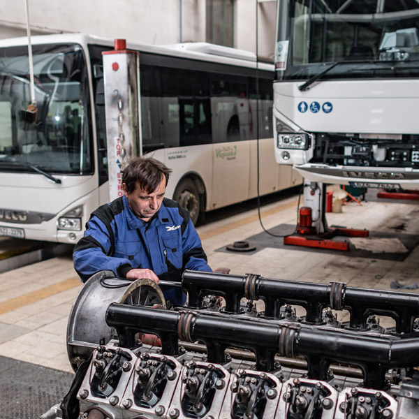 Pracovník servisu společnosti ZLINER s.r.o. při práci