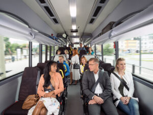 Interiér Iveco Crossway LE s lidmi za jízdy