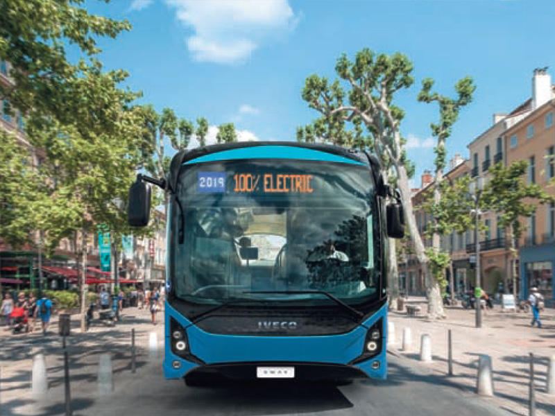 Iveco E-way zachycený v úzké uličce ve mestě