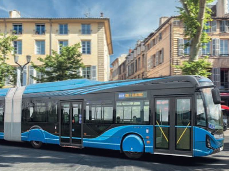 Iveco E-way zachycený z boční strany ve městě