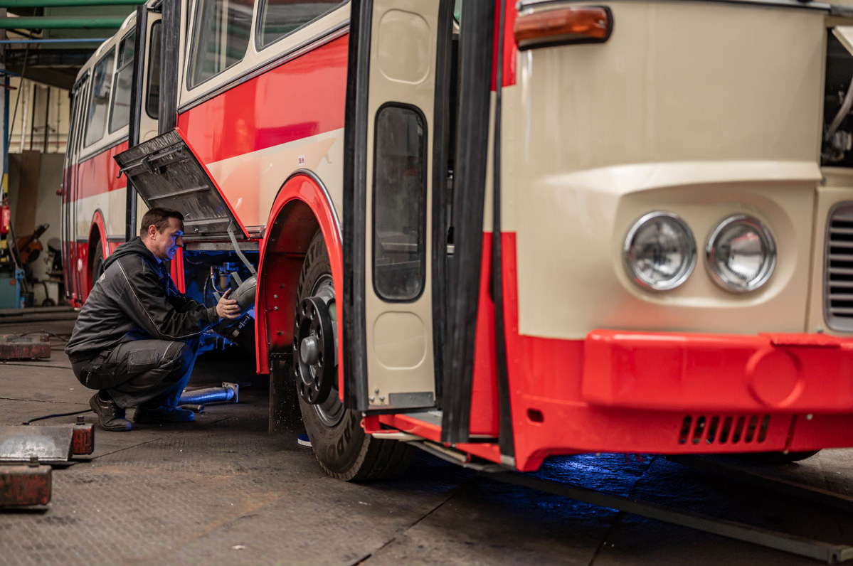 Odborník ze společnosti ZLINER s.r.o. při servisním zásahu na historickém autobusu.