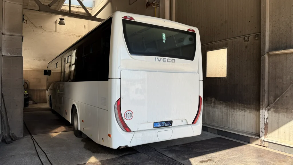 Autobus v ruční mycí lince společnosti ZLINER s.r.o.