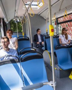 Interiér vozidla IVECO STREETWAY s cestujícími